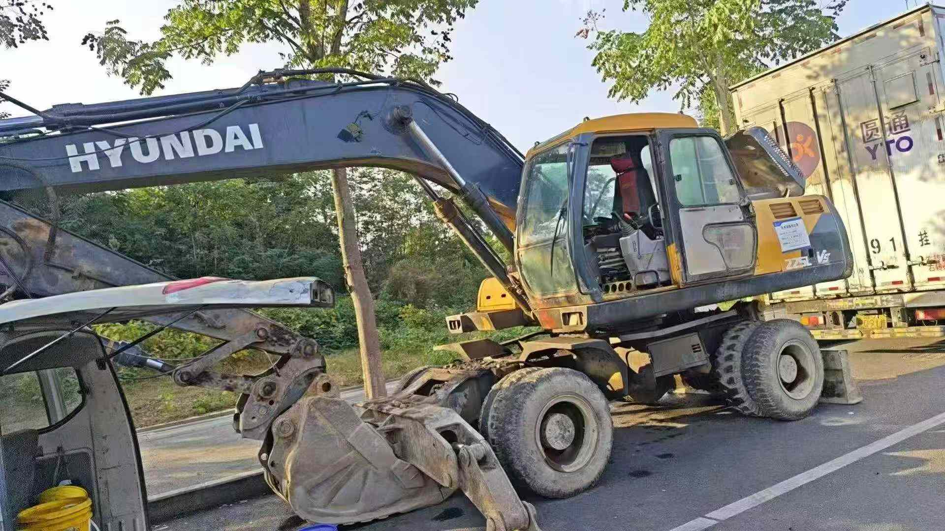 Buy Hyundai R210W Used Excavator / 2