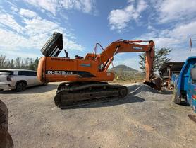 Buy Doosan DH215-7 Used Excavator / 4 Buy Doosan DH215-7 Used Excavator / 4