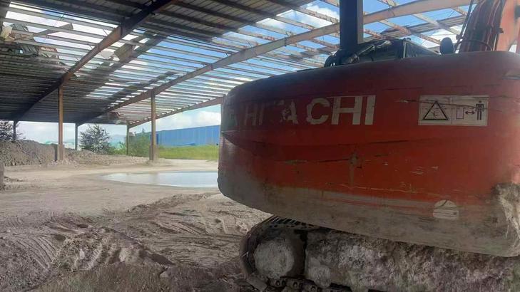 Buy Hitachi EX200-3 Used Excavator / 1