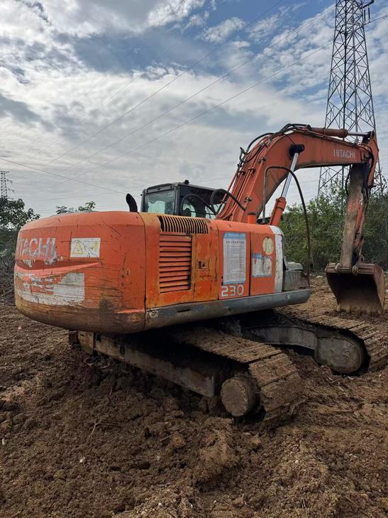 Buy Hitachi EX200-3 Used Excavator / 1