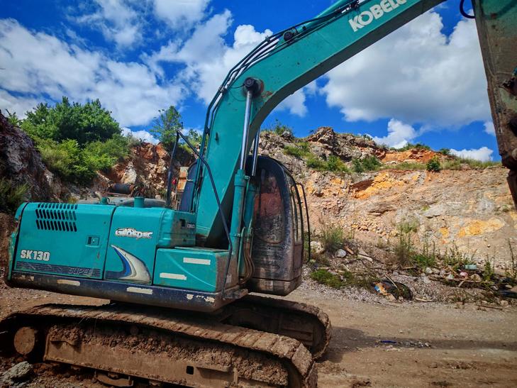 Buy Kobelco SK130 Used Excavator / 1