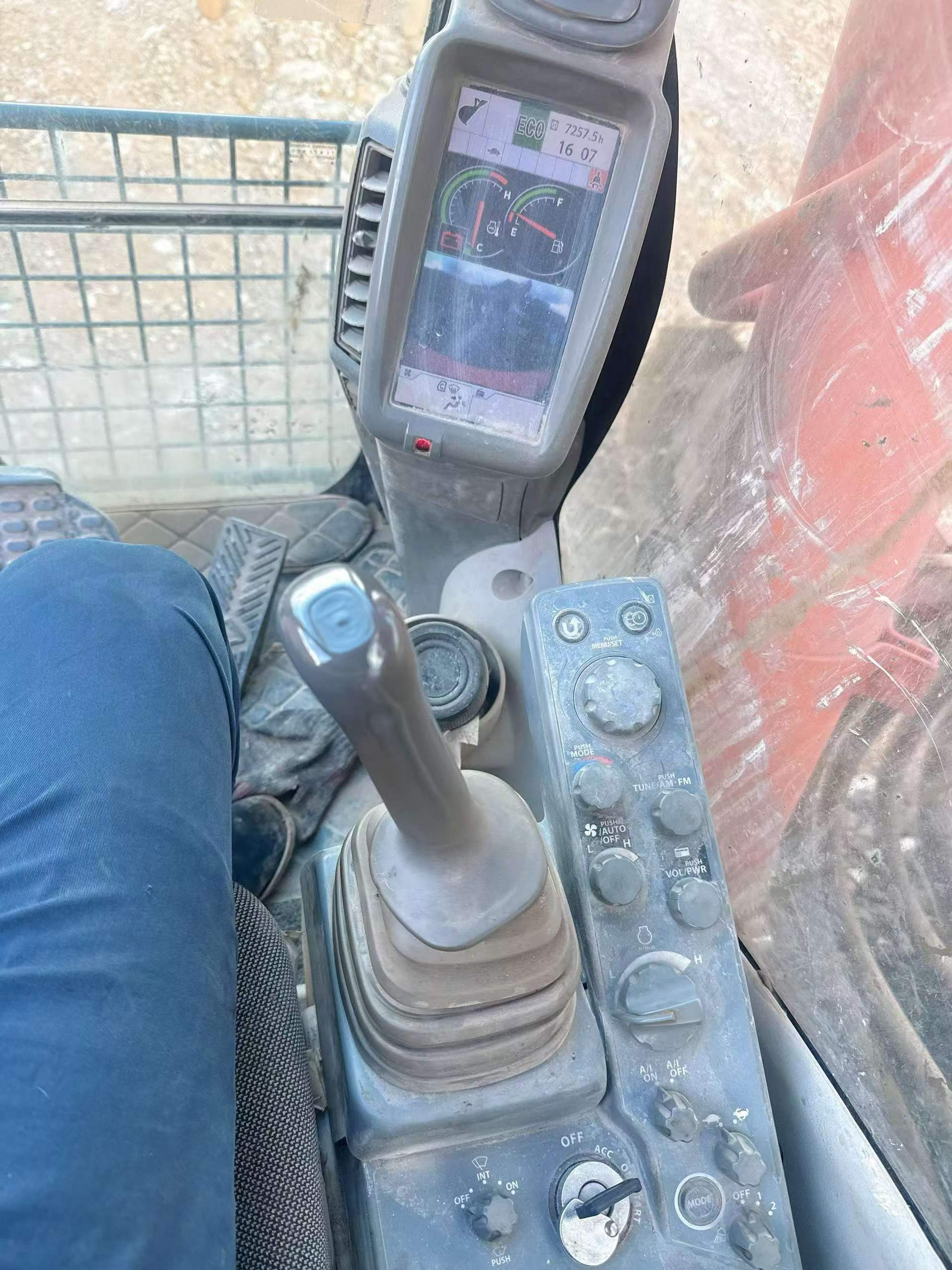 شراء حفارة Hitachi ZX330-3 مستعملة / 4
