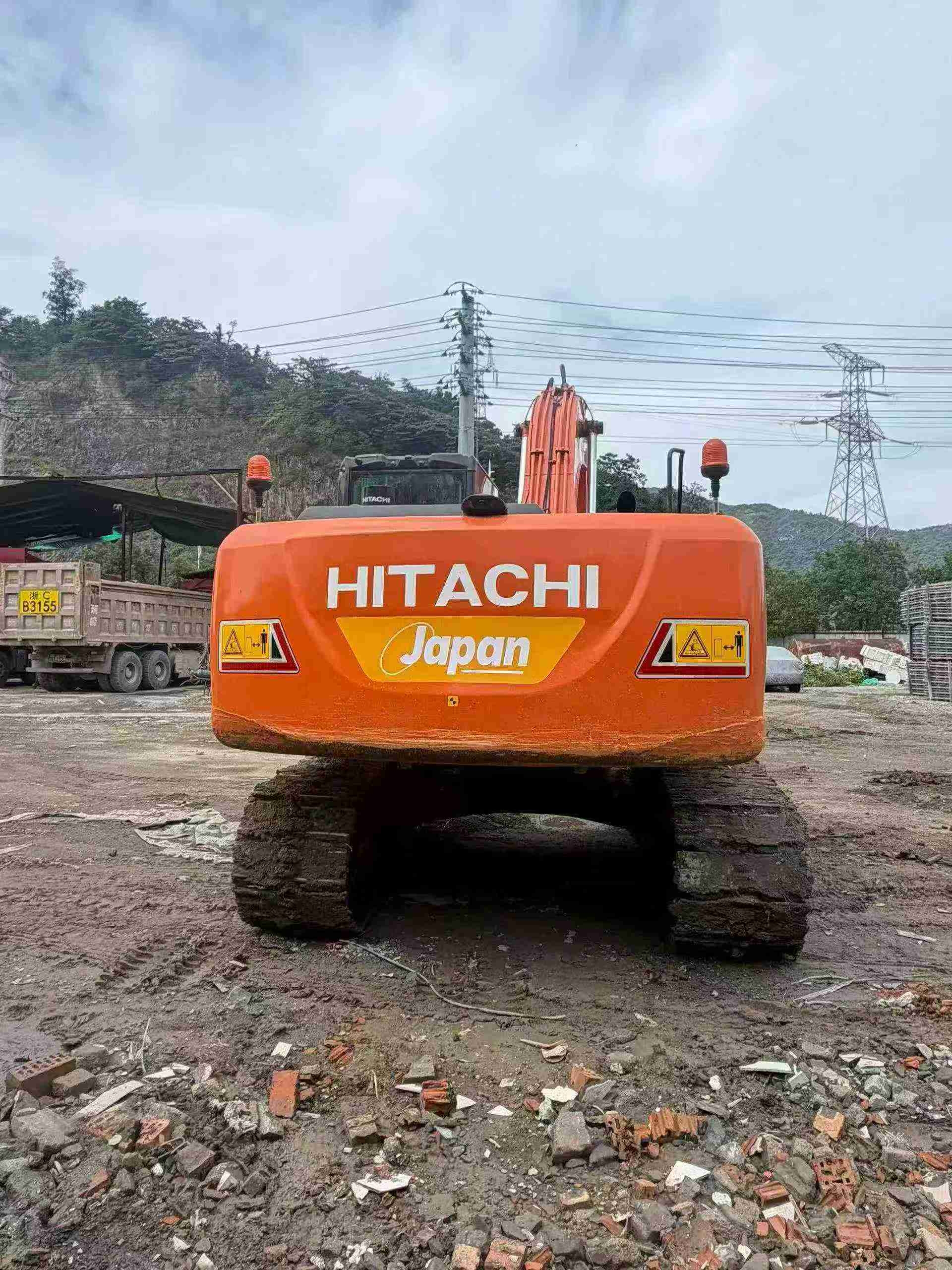 Buy Hitachi ZX200-5G Used Excavator / 2