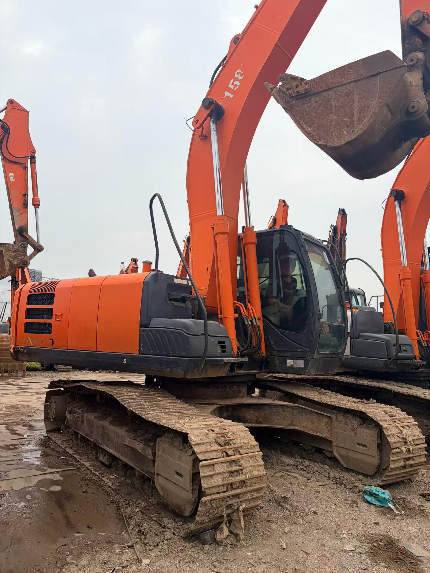 Buy Hitachi ZX200-5G Used Excavator / 6