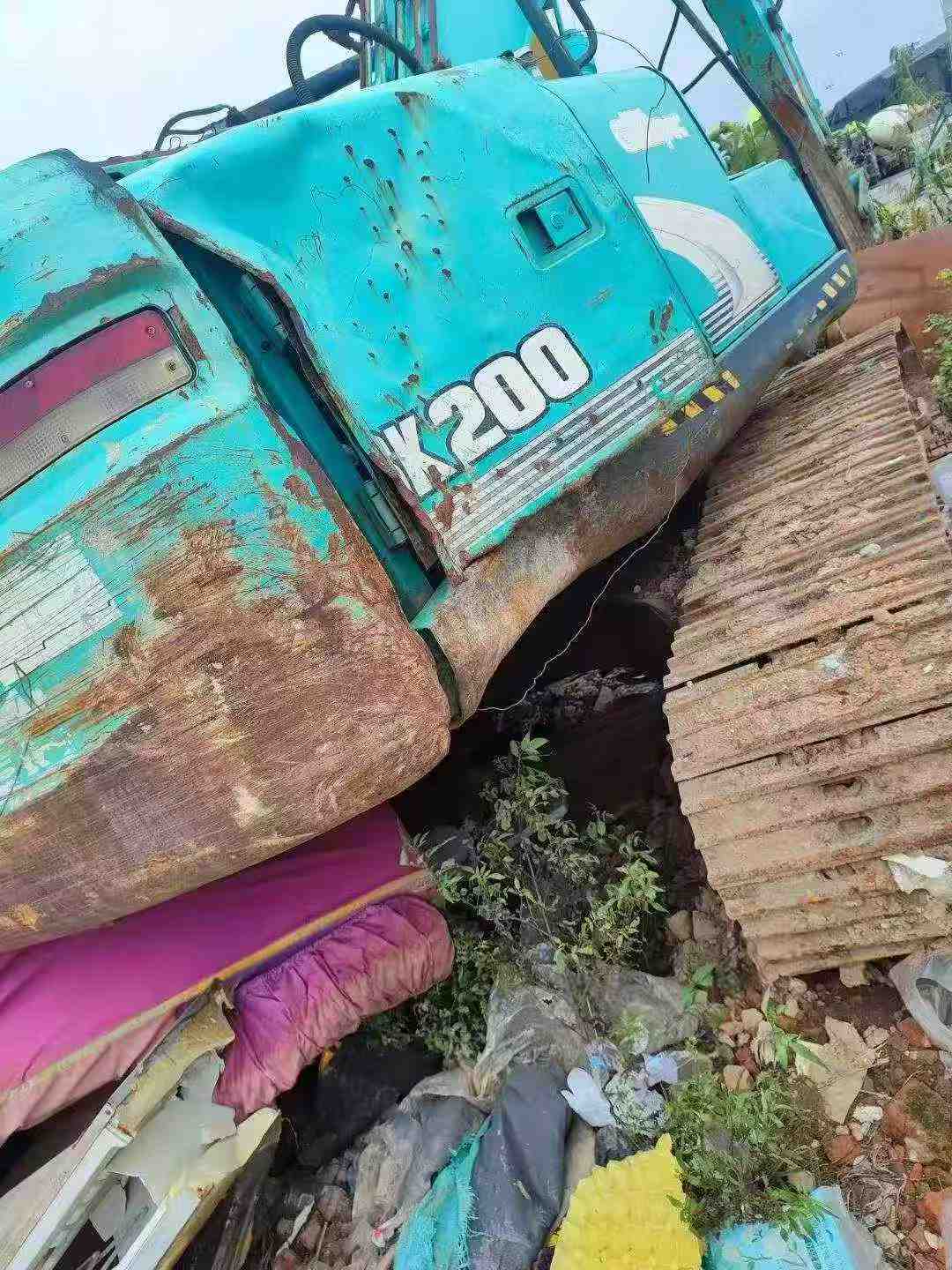 Buy Kobelco SK200 Used Excavator / 6