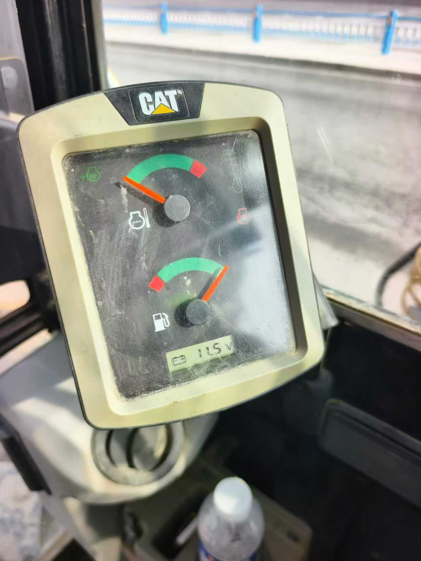 Compre Escavadeira Caterpillar 305B Usada / 9