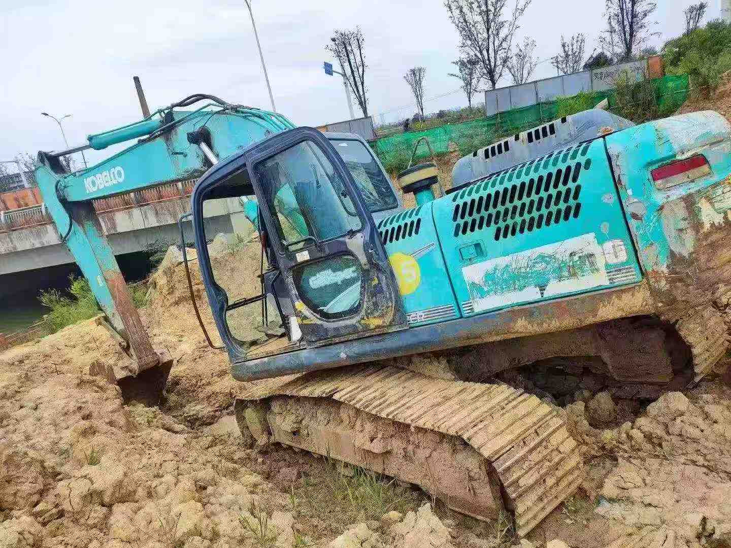 Buy Kobelco SK200 Used Excavator / 3