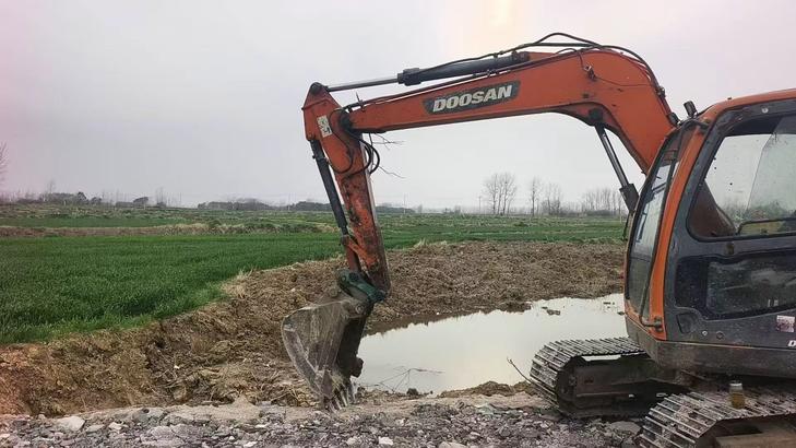Buy Doosan DX75 Used Excavator / 1