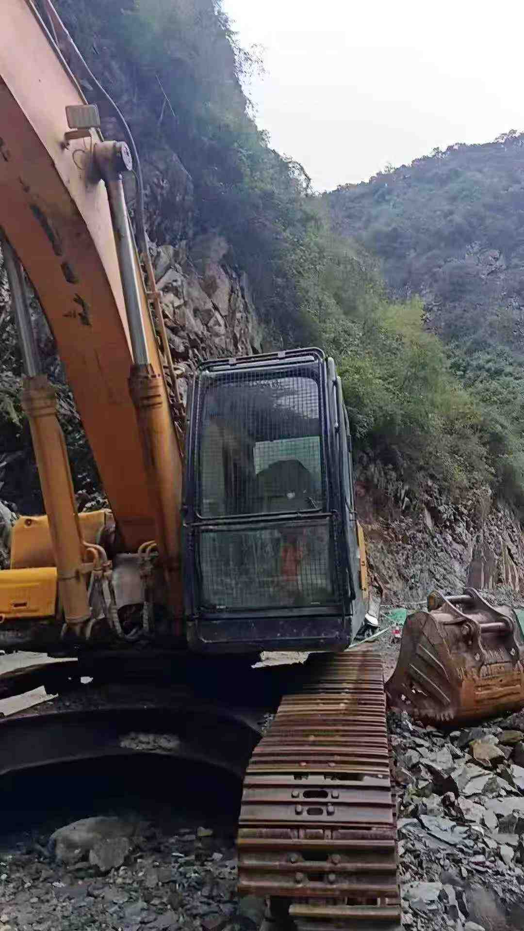 Buy Hyundai R265LC-7 Used Excavator / 2