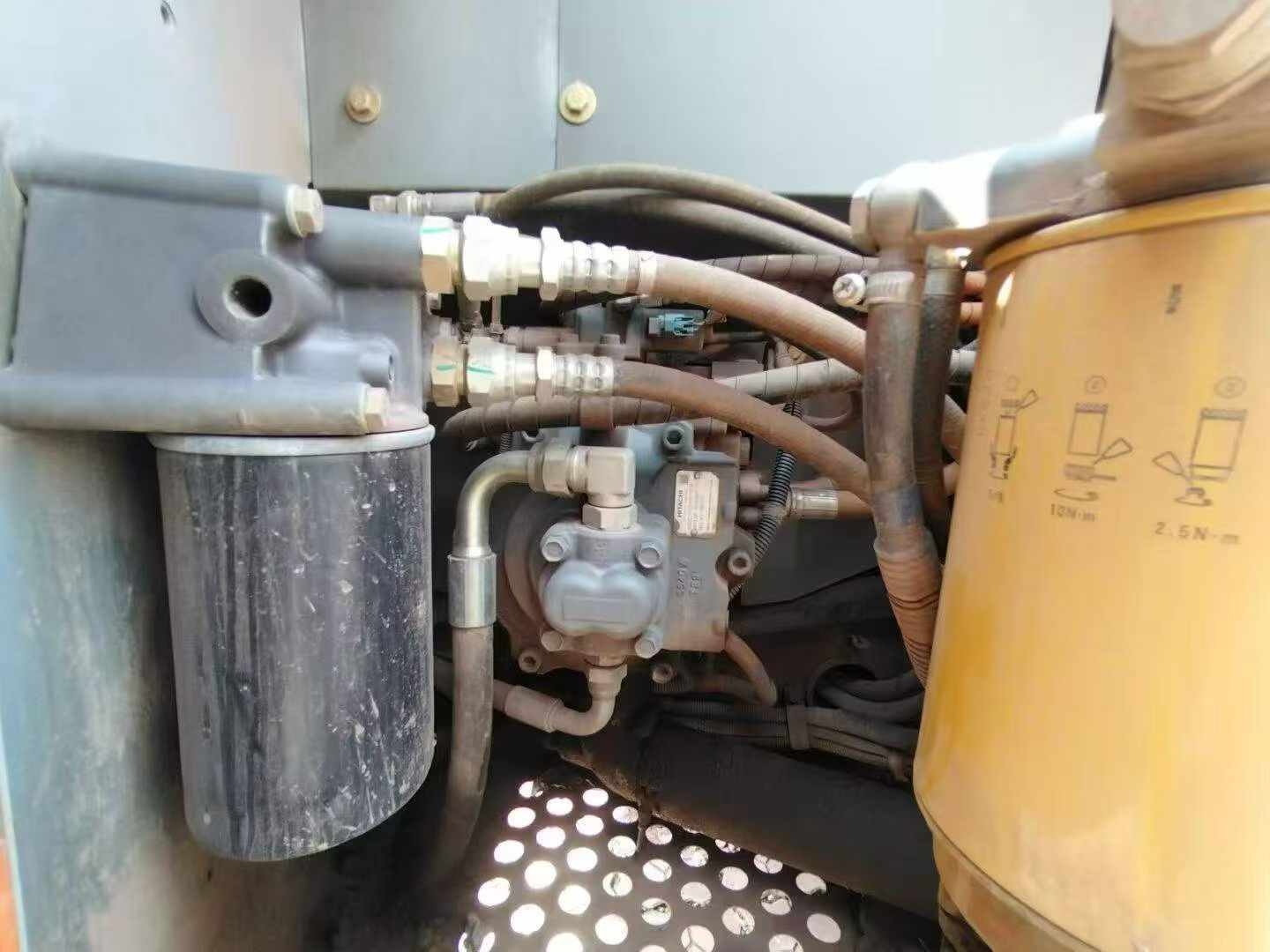 شراء حفارة Hitachi EX130H-5 مستعملة / 4