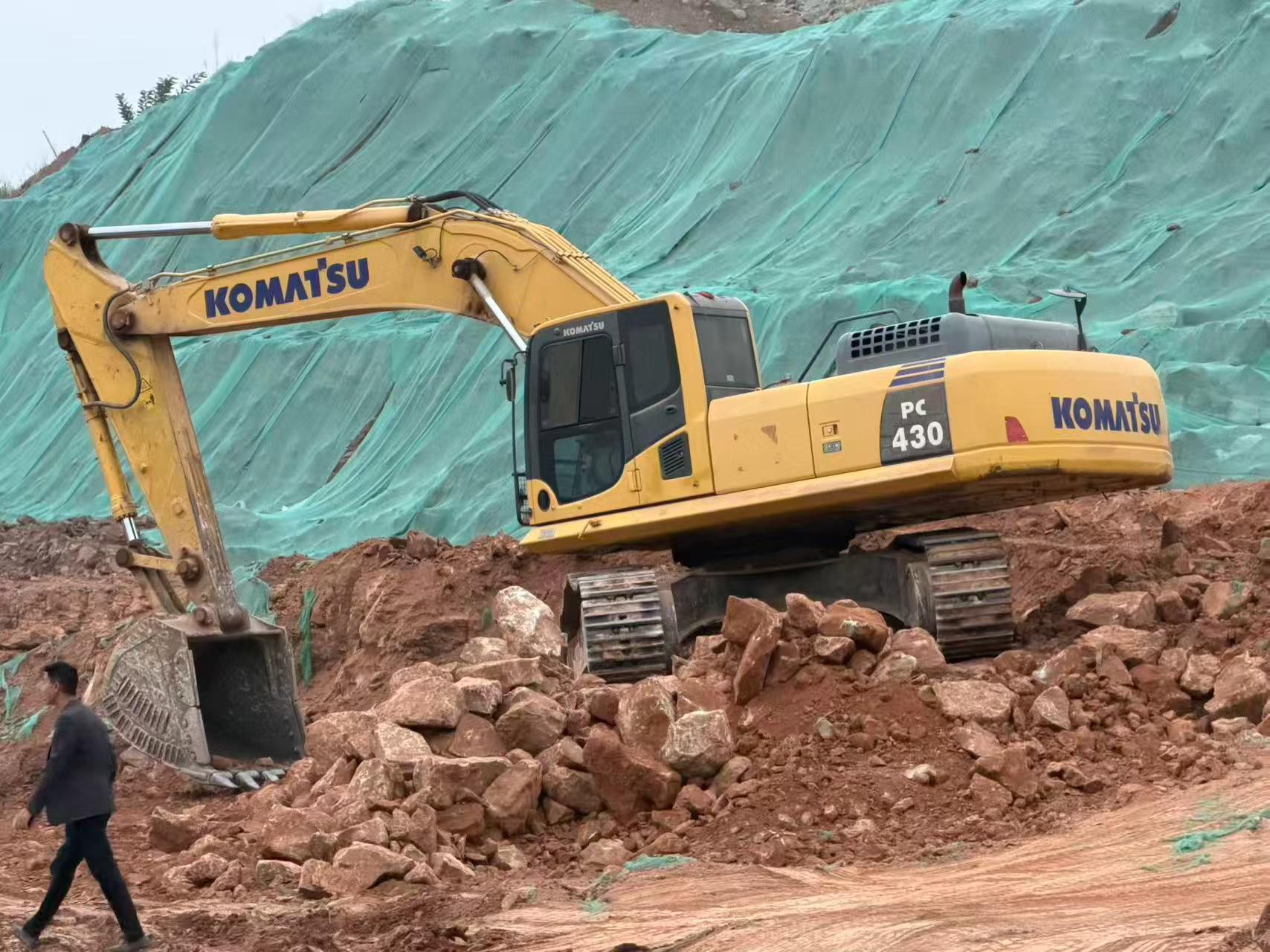 Buy Komatsu PC390LC-8M0 Used Excavator / 2