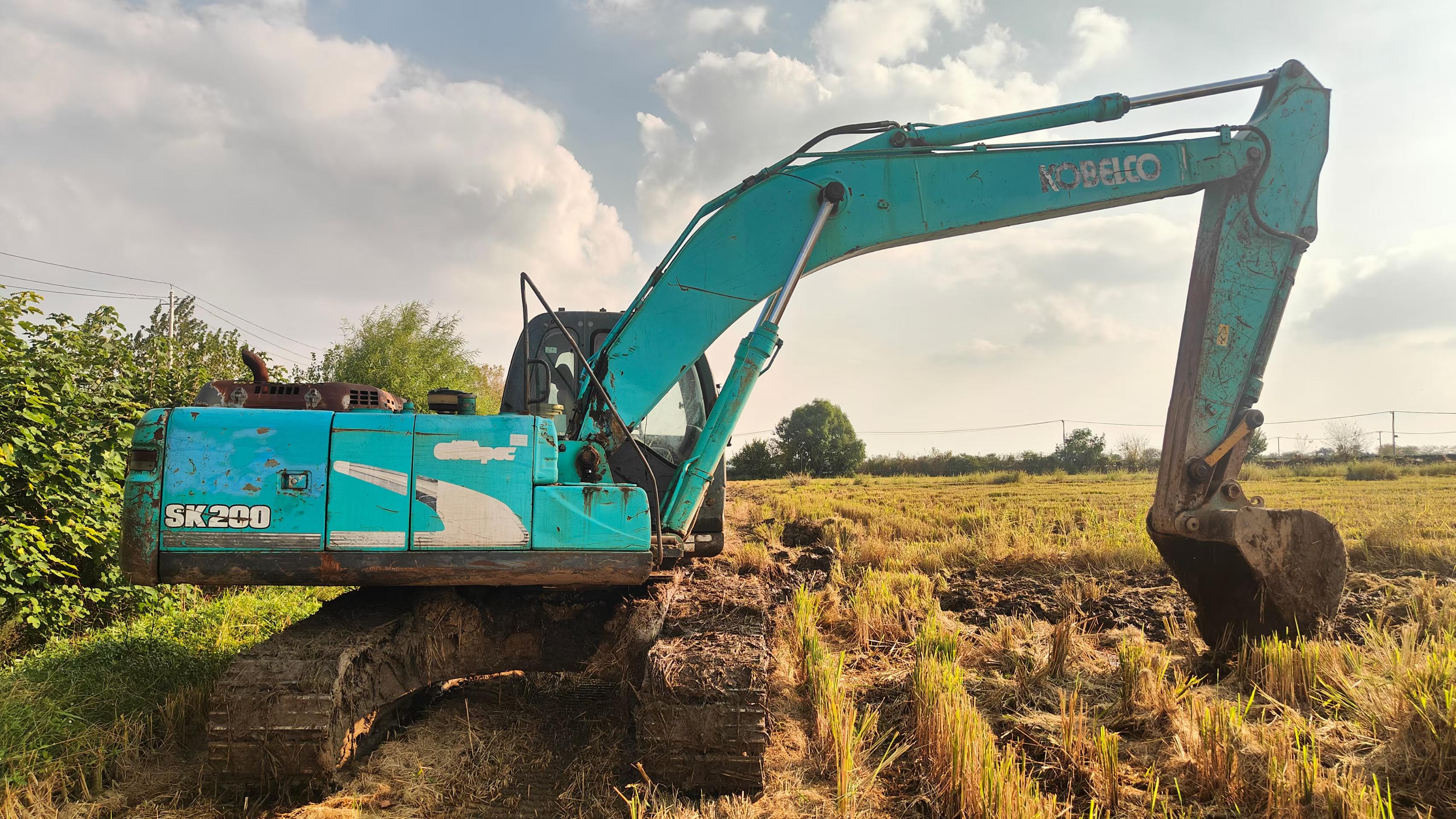 Buy Kobelco SK200 Used Excavator / 2
