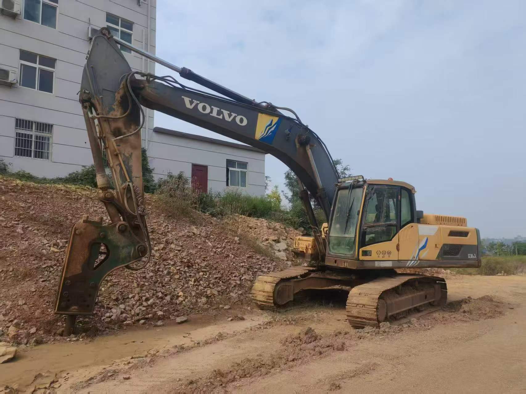 Buy Volvo L250G Used Excavator / 3