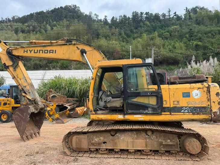 Buy Hyundai R215-7 Used Excavator / 1