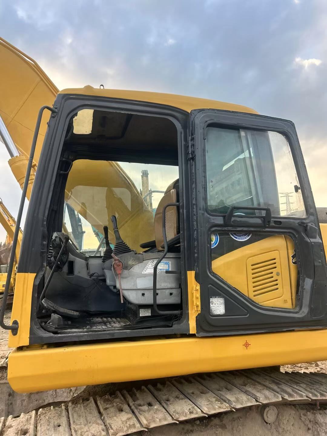 Buy Komatsu PC200-7 Used Excavator / 4