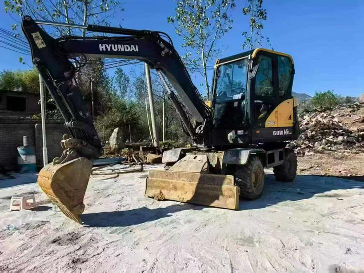 Buy Hyundai R 60VS Used Excavator / 1