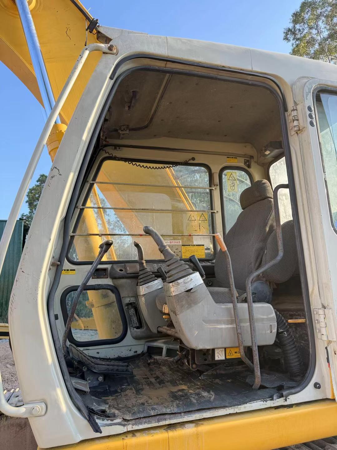 Buy Kato HD1023-LC Used Excavator / 4