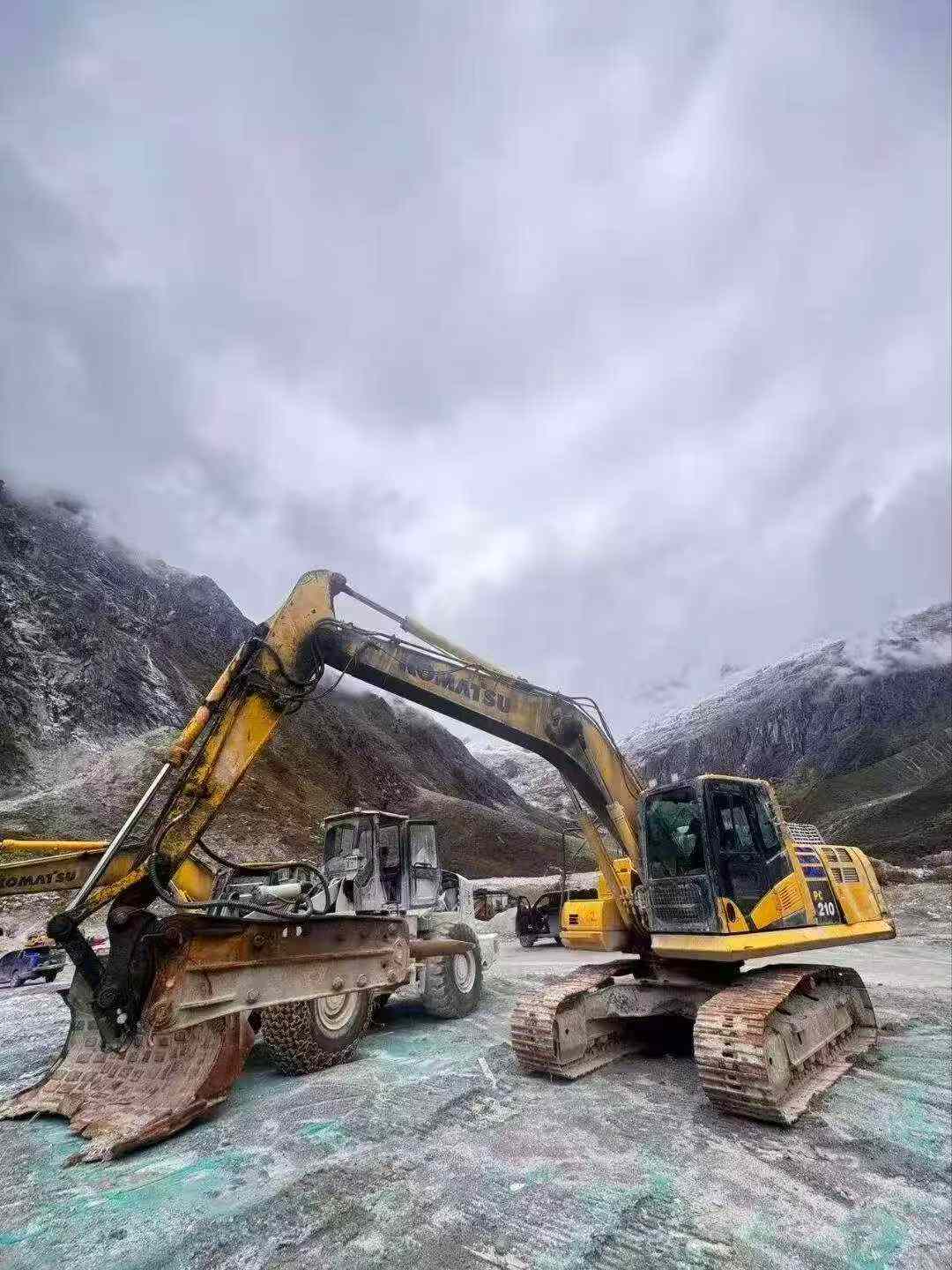Buy Komatsu PC210 Used Excavator / 3