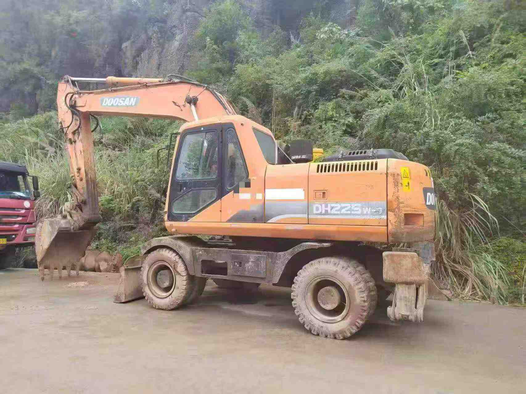 Buy Doosan DX210W Used Excavator / 3