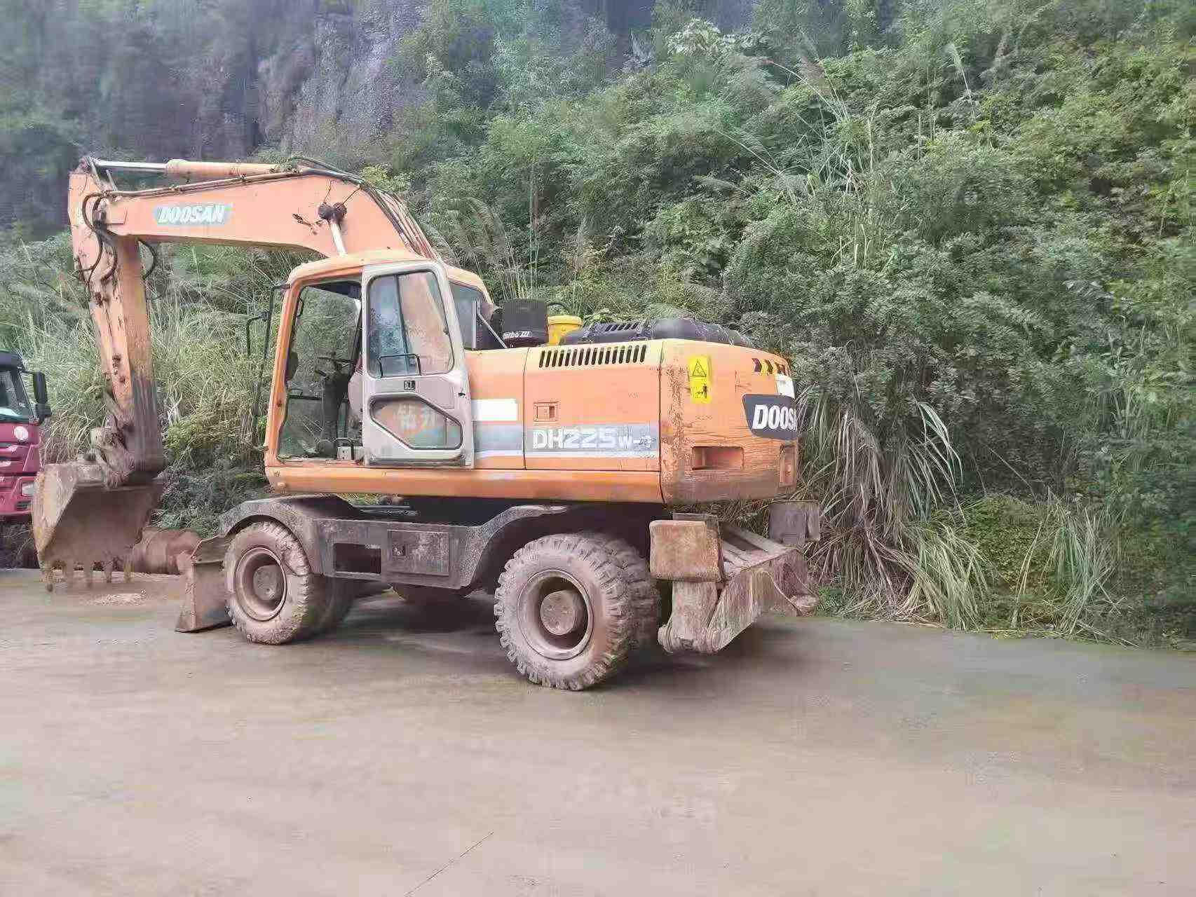 Buy Doosan DX210W Used Excavator / 9