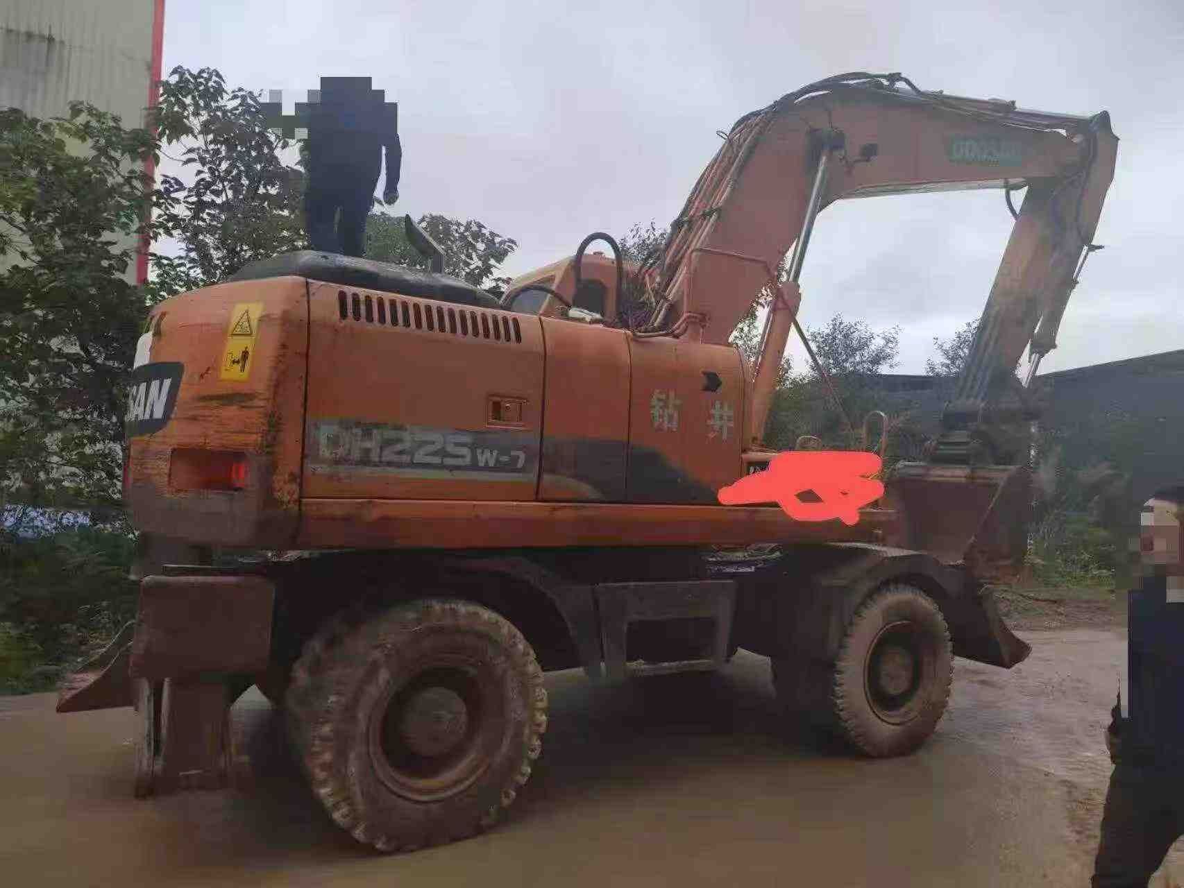 Buy Doosan DX210W Used Excavator / 2