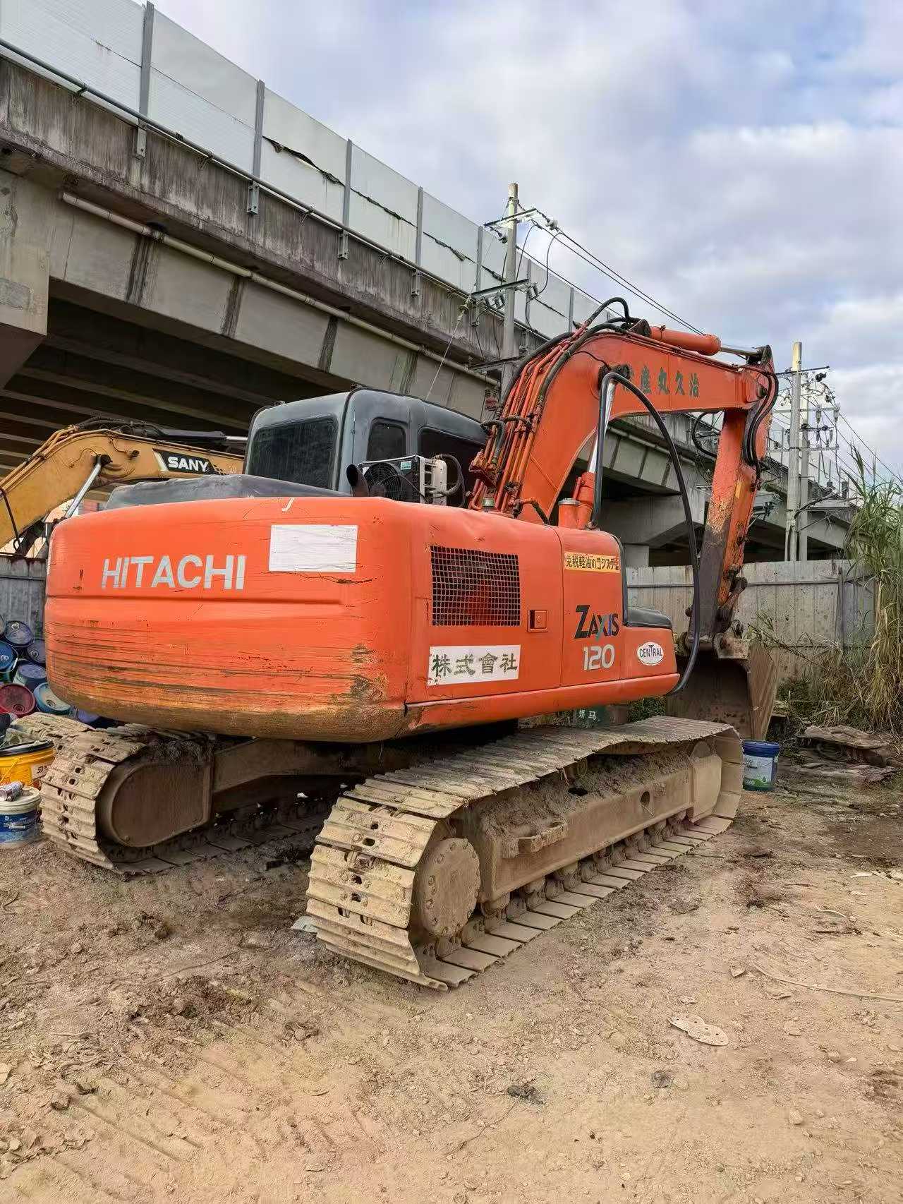 شراء حفارة Hitachi EX120-6 مستعملة / 2
