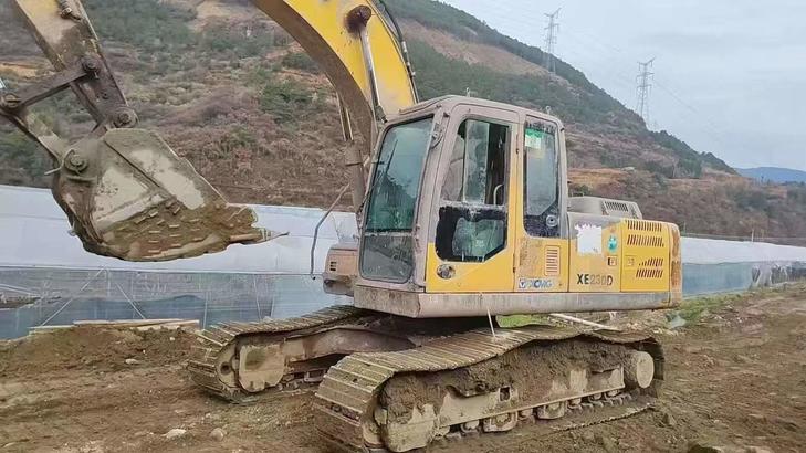 Buy XCMG XE215CA Used Excavator / 1