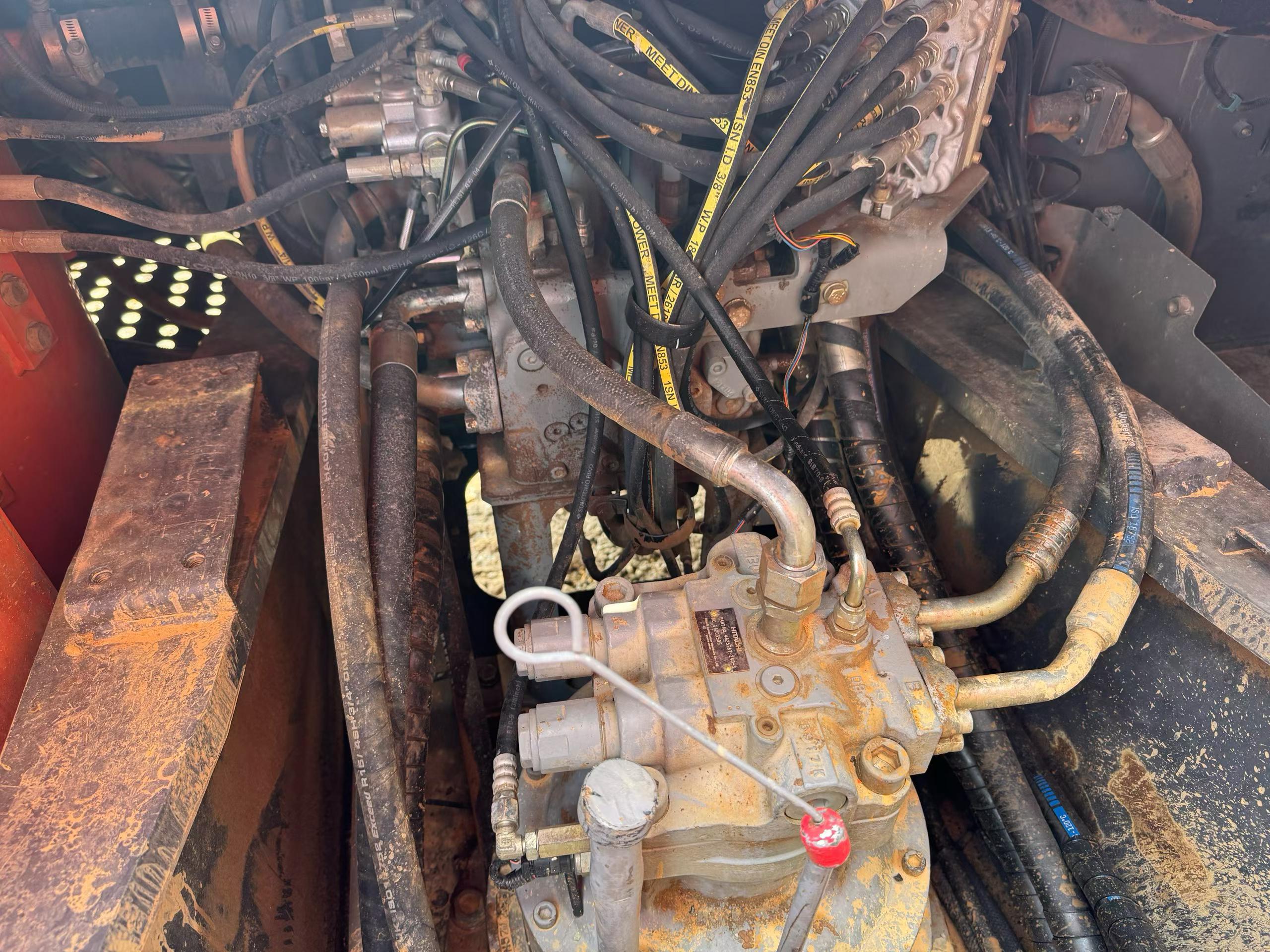 شراء حفارة Hitachi ZX240 مستعملة / 9