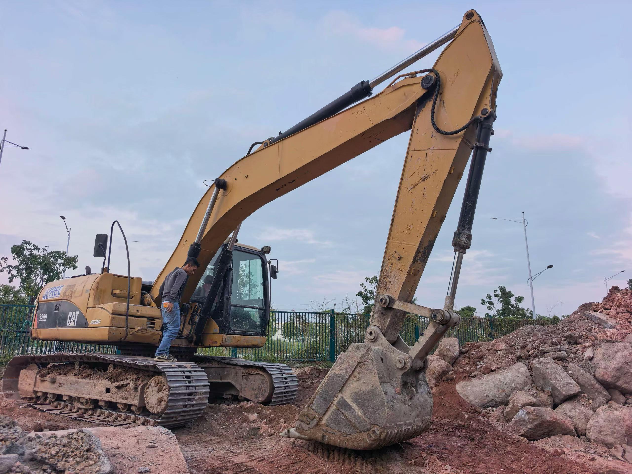 Buy Caterpillar 320D Used Excavator / 2