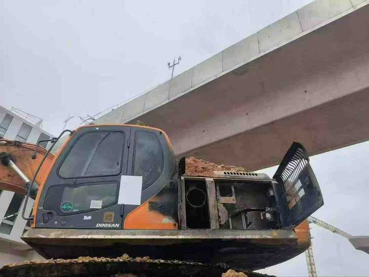 Buy Doosan DH220 Used Excavator / 1