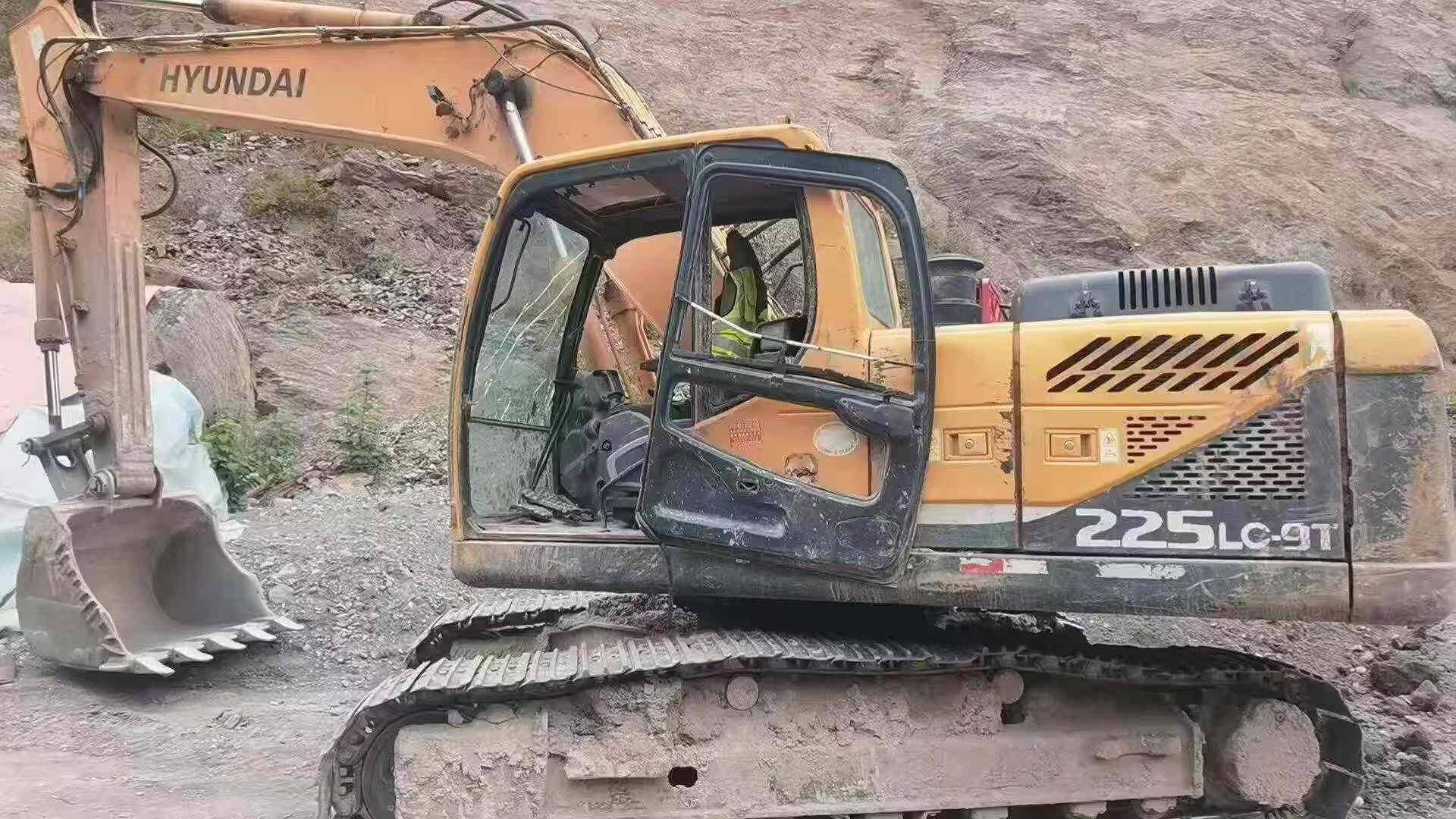 Buy Hyundai R215-9 Used Excavator / 4