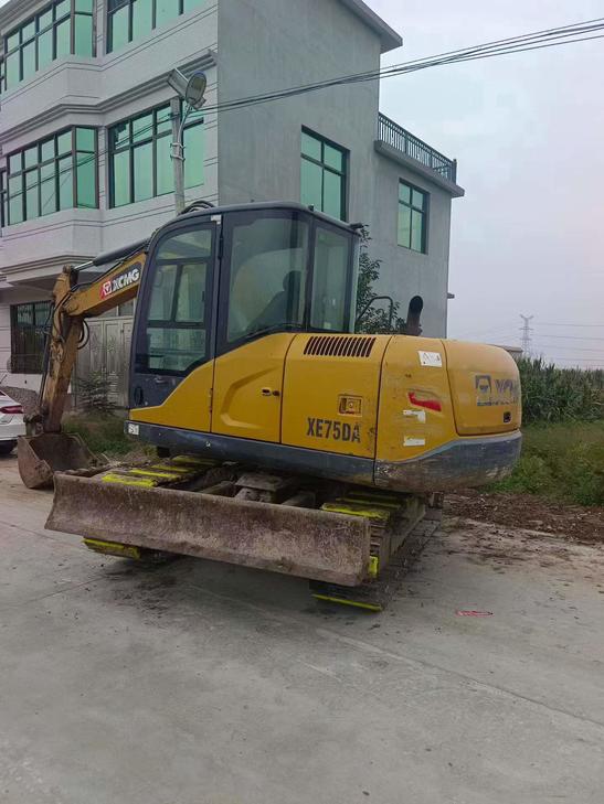 Buy XCMG XE75C Used Excavator / 1