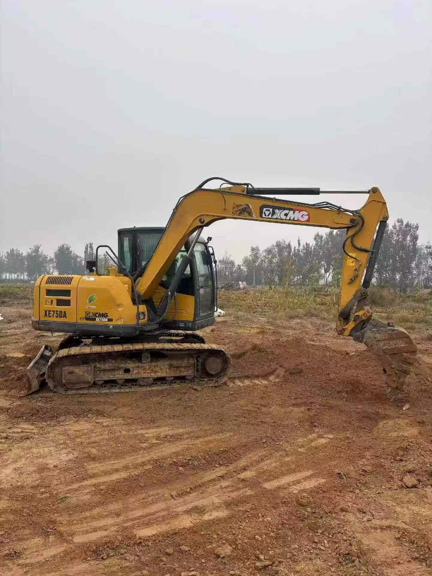 Buy XCMG XE75C Used Excavator / 2