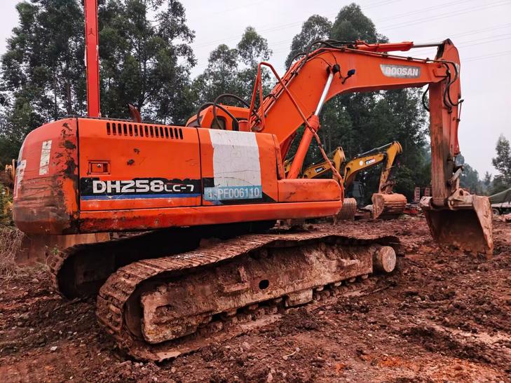 Buy Doosan DH225-7 Used Excavator / 1