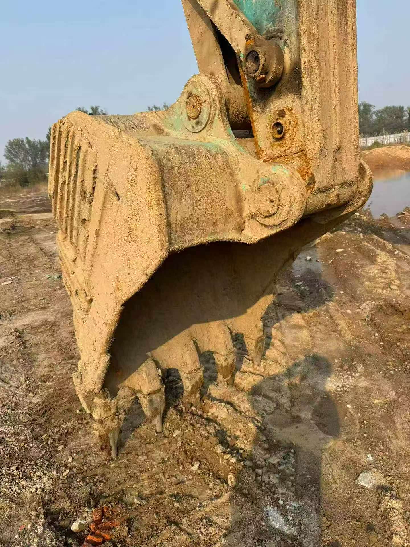 شراء حفارة Kobelco SK260 مستعملة / 4