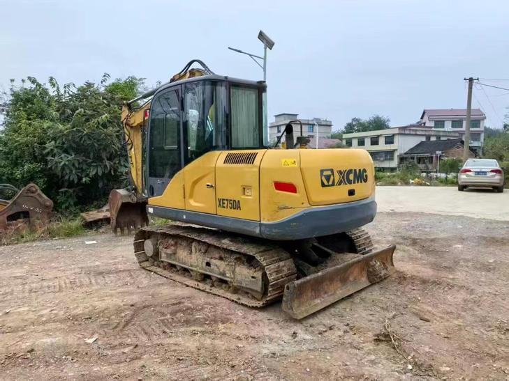 Buy XCMG XE75C Used Excavator / 1