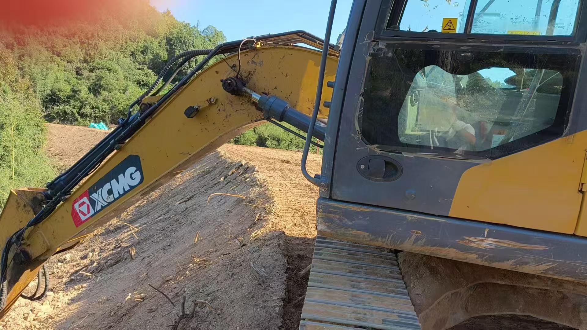 شراء حفارة XCMG XE135D مستعملة / 8