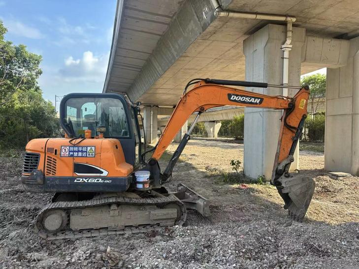 Buy Doosan DH60 Used Excavator / 1