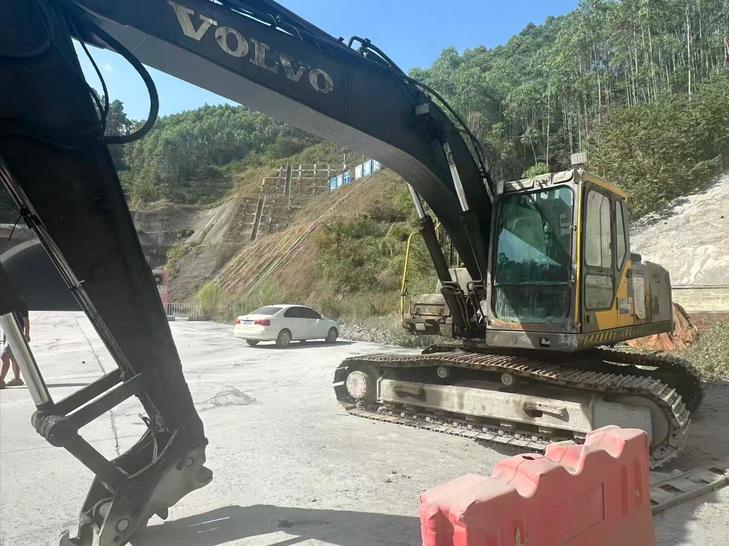 Buy Volvo EC200 Used Excavator / 1