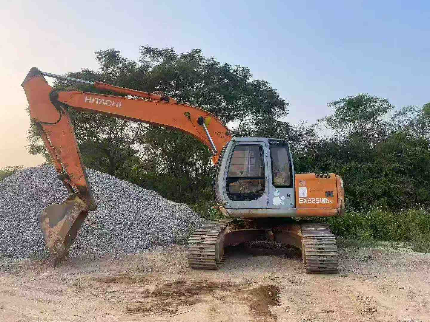 Comprar Hitachi EX225USRLC Usado Escavadeira