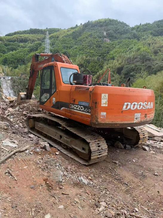 Buy Doosan DH220-7 Used Excavator / 1