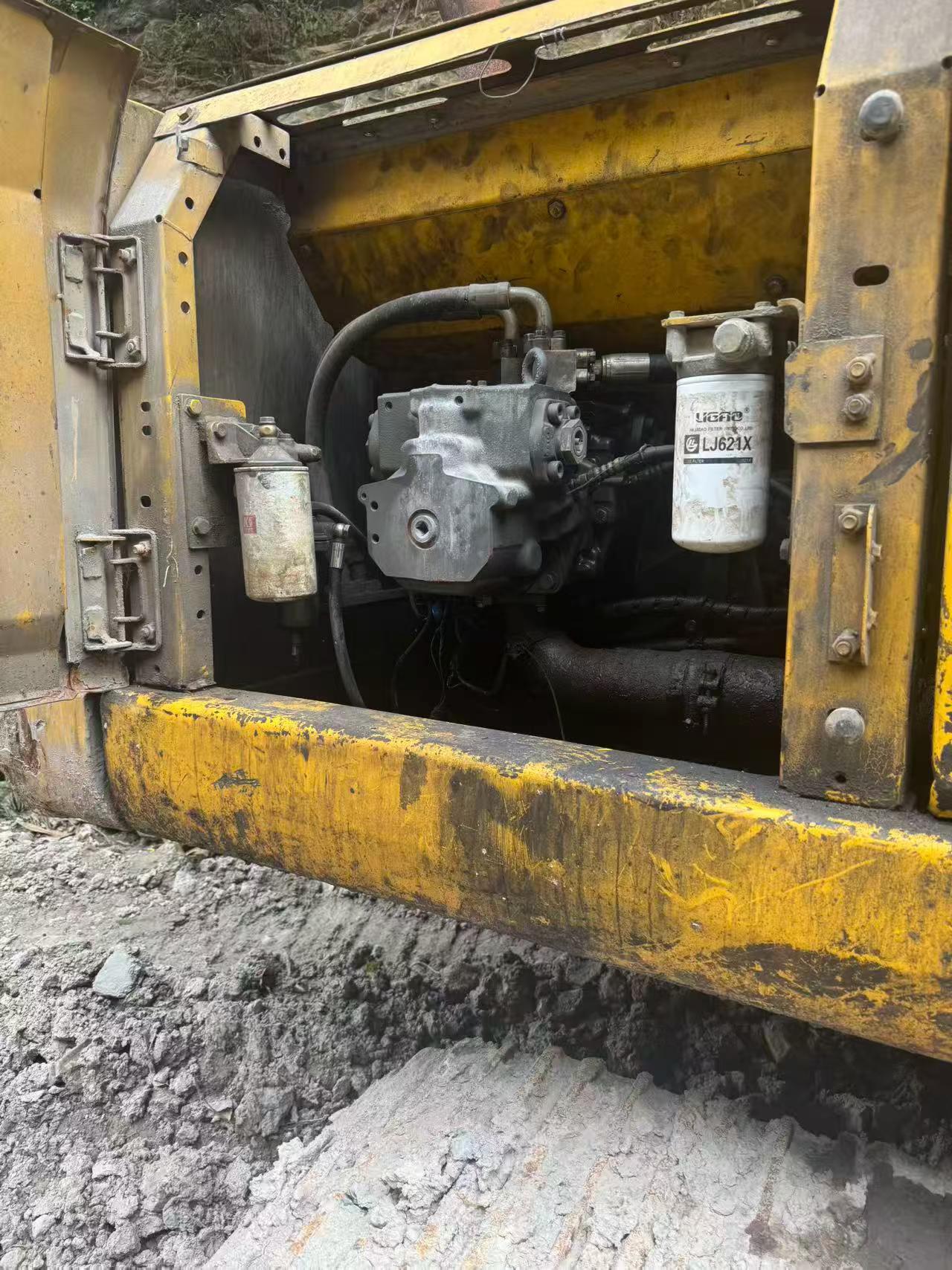 Compre Escavadeira Komatsu PC220 Usada / 3