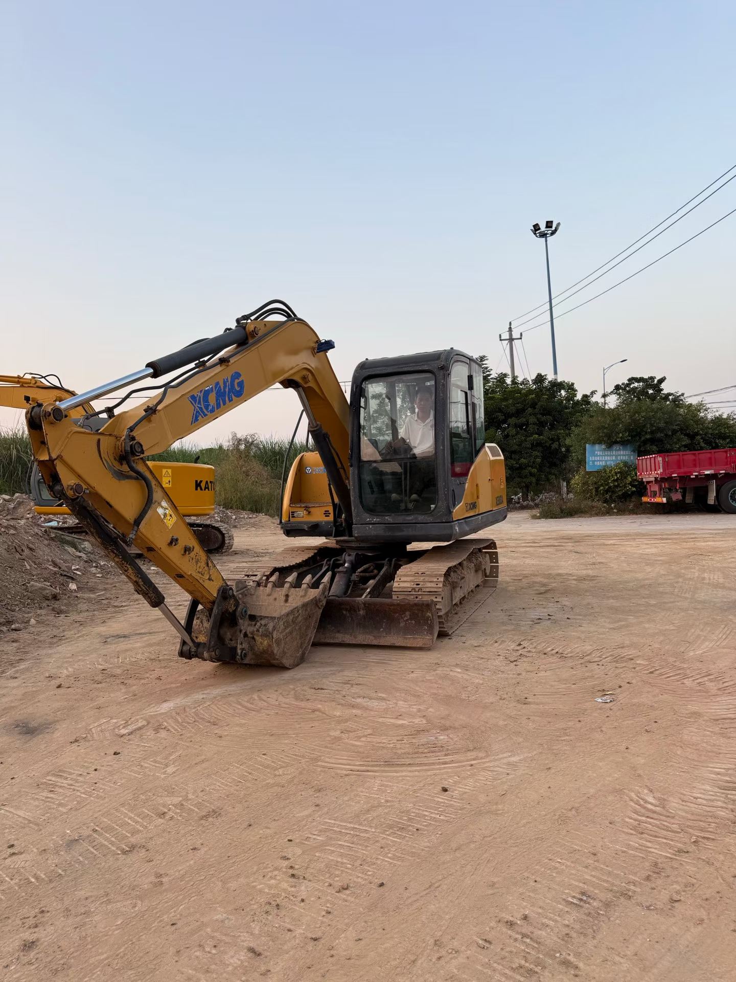Compre Escavadeira XCMG XE80 Usada / 8