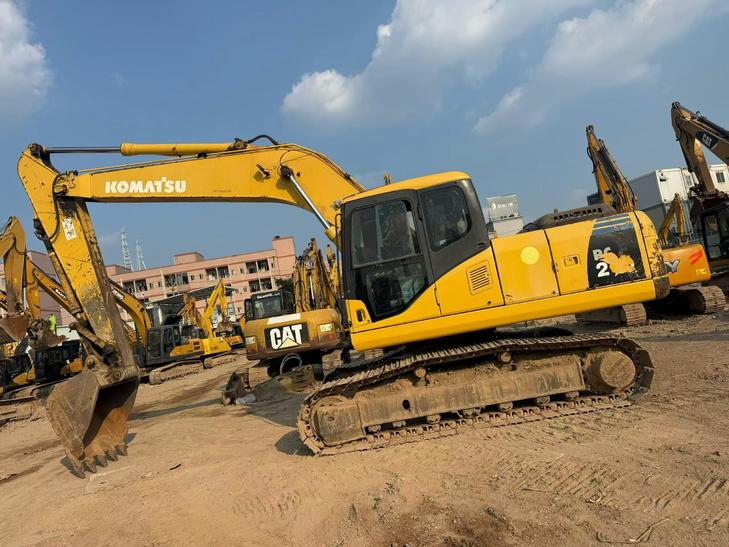 Buy Komatsu PC200-7 Used Excavator / 1