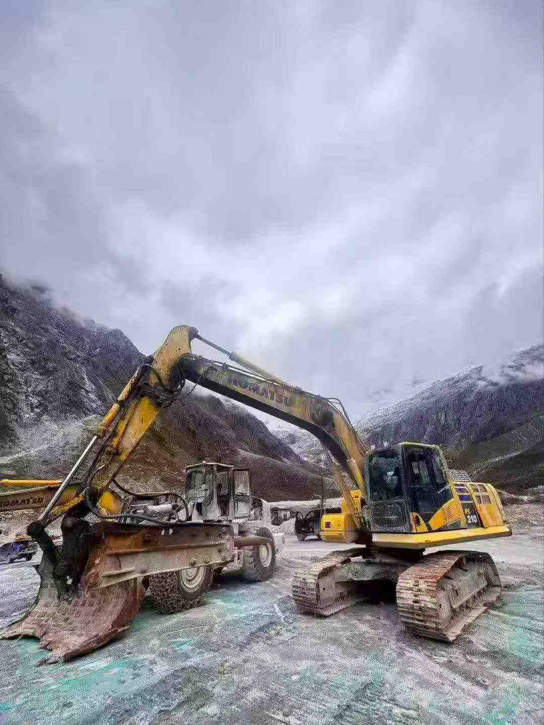 Buy Komatsu PC210 Used Excavator / 3