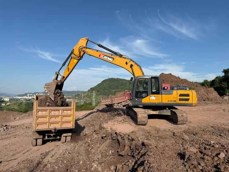 Buy XCMG XE225DK Used Excavator / 1