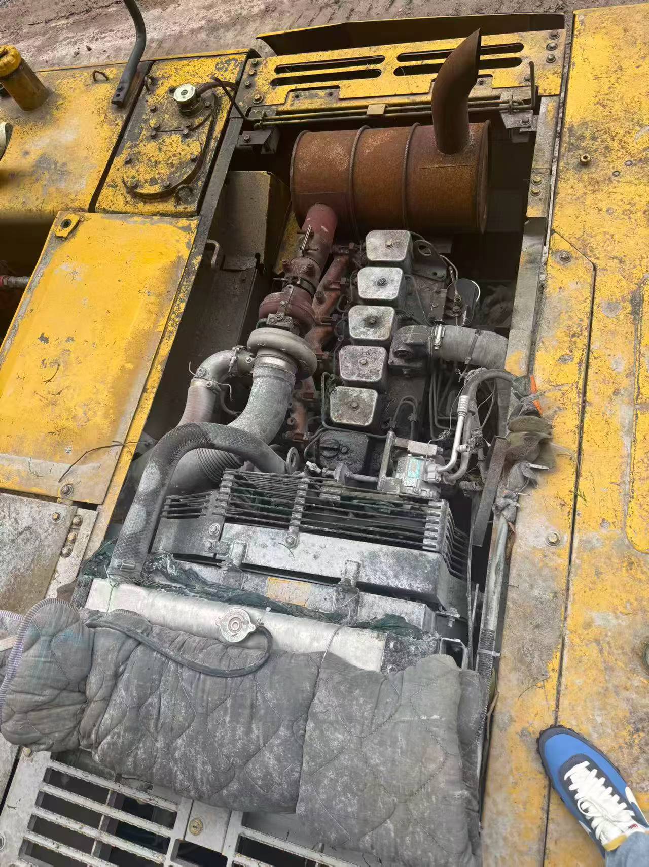Compre Escavadeira Komatsu PC220 Usada / 5