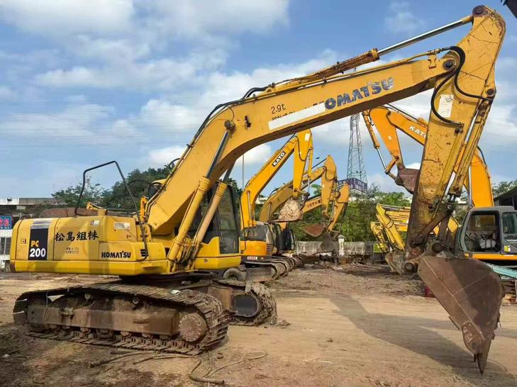 Buy Komatsu PC200-7 Used Excavator / 1