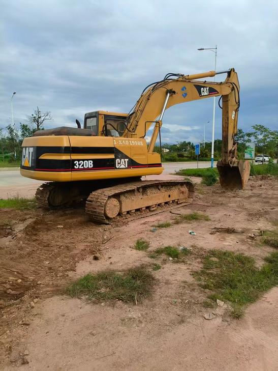 Buy Caterpillar 320V2 Used Excavator / 1