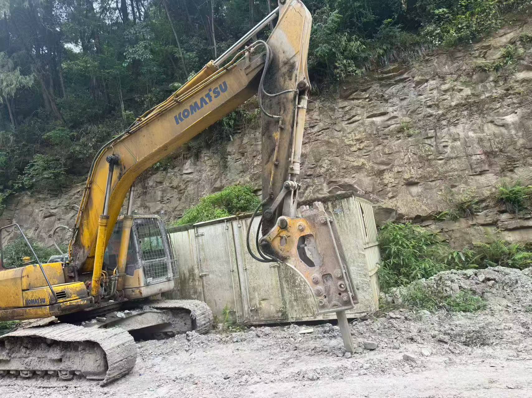 Compre Escavadeira Komatsu PC220 Usada / 4